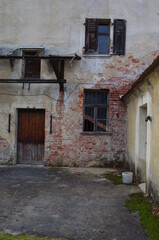 fassade altes haus verfall
