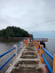 Naklejka premium wooden bridge over the sea