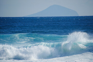 伊豆半島から利島を望む
