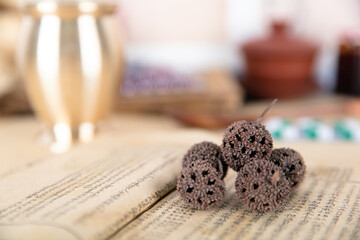 Maple balls, pestles and other articles in Chinese Medicine Classics
