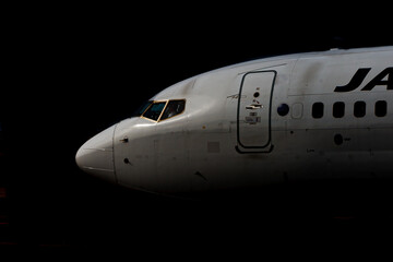 黒バックに浮かぶ飛行機の機首