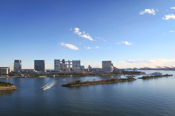 Obraz premium View from the Rainbow Promenade of the Rainbow Bridge in Odaiba, Tokyo, Japan. December 31, 2020.