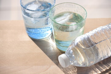 水の入ったグラスとペットボトル