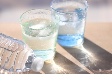 水の入ったグラスとペットボトル