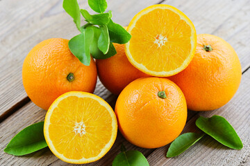 Orange fruits with leaf on wooden background, fresh orange slice and leaves healthy fruits.