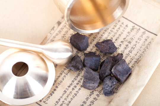 Radix Polygoni Multiflori, medical books and medical pestle