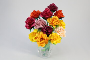 折り紙で作った手作りのバラの花