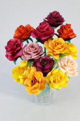 折り紙で作った手作りのバラの花