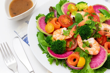 サーモンと海老の野菜サラダ
