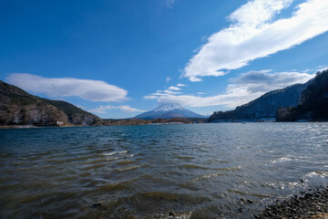 Fototapeta na wymiar 山梨県精進湖の笠雲を被った富士山