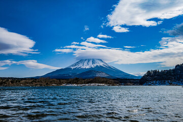 山梨県精進湖の笠雲を被った富士山