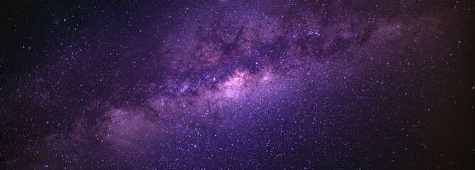 Vue panoramique sur l& 39 espace de l& 39 univers de la voie lactée avec des étoiles sur fond de ciel nocturne. La Voie lactée est la galaxie qui contient notre système solaire.