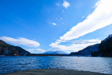 山梨県精進湖の笠雲を被った富士山