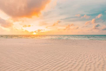 Foto auf Acrylglas Nahaufnahme Meer Sandstrand. Panoramische Strandlandschaft. Inspirieren Sie den Horizont der tropischen Strandlandschaft. Orange und goldener Sonnenuntergang Himmel Ruhe ruhige entspannende Sonnenlicht Sommerstimmung. Urlaubsreisen Urlaubsbanner © icemanphotos