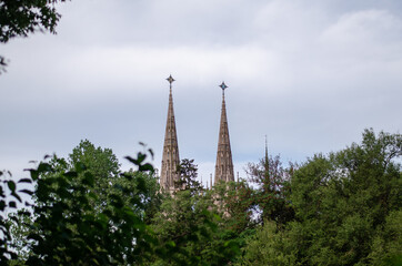 cruces de iglesia entre árboles