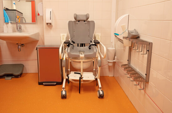 Toilet chair adjusted for children