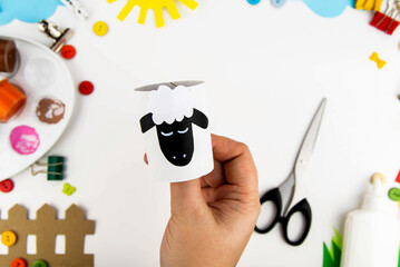 Crafts with children from toilet sleeves. Step-by-step instructions for making sheep farm animals. Step 4.
