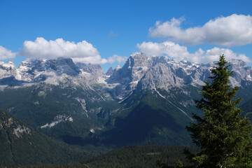Bellissima vista sulle montagne dal rifugio 5 laghi in Trentino, viaggi e paesaggi in Italia
