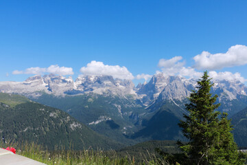Fototapeta na wymiar Bellissima vista sulle montagne dal rifugio 5 laghi in Trentino, viaggi e paesaggi in Italia