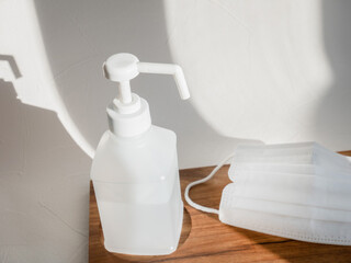 衛生用品の消毒スプレーとマスク。新型コロナウイルス・COVID-19対策。