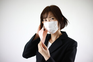 マスクを重ねて着ける女性