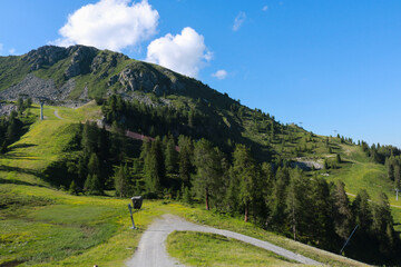 Fototapeta premium Bellissima vista sulle montagne dal sentiero che porta al rifugio 5 laghi in Trentino, viaggi e paesaggi in Italia