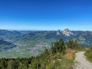 Fototapeta premium Wanderweg auf den Fronalpstock mit Ausblick auf Schwyz und die Mythen