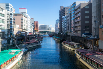 神田川に屋形船の並ぶ浅草橋からの景色