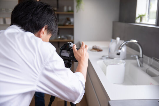 男性カメラマンがキッチンで商品撮影をしている　photographer