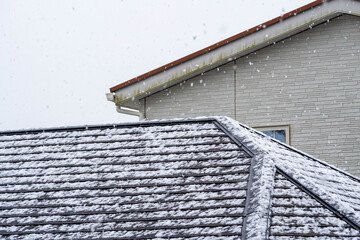 住宅街の屋根に降り積もる雪
