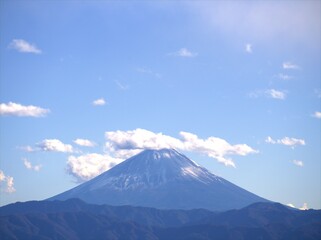 雪が少なく、雲の乗ってる富士山