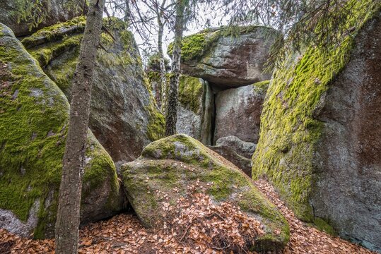 Eingang zum Steinernes Kirchlein in Thurmansbang Solla - Alte in einer Steinh&ouml;le geabaute Kirche zwischen Findlinge Felsen und gro&szlig;en Steinen im bayerischer Wald, Deutschland