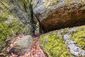 Eingang zum Steinernes Kirchlein in Thurmansbang Solla - Alte in einer Steinhöle geabaute Kirche zwischen Findlinge Felsen und großen Steinen im bayerischer Wald, Deutschland