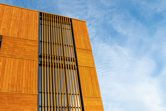 Fa&ccedil;ade avec un bardage en bois.