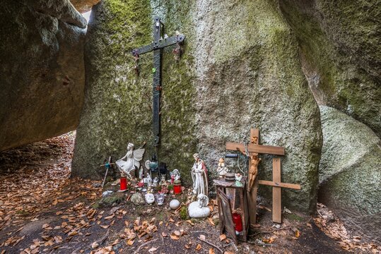 Steinernes Kirchlein in Thurmansbang Solla - Alte in einer Steinh&ouml;le geabaute Kirche zwischen Findlinge Felsen und gro&szlig;en Steinen im bayerischer Wald, Deutschland