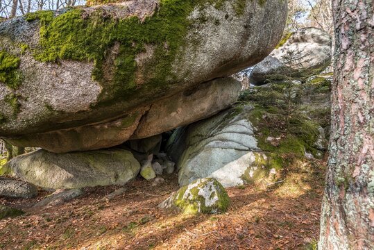 Alte verwitterte Megalith Granit Felsen Formation mit H&ouml;hle und Durchbruch im bayerischen Wald bei Thurmansbang und Solla, Deutschland