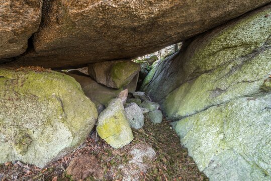 Alte verwitterte Megalith Granit Felsen Formation mit H&ouml;hle und Durchbruch im bayerischen Wald bei Thurmansbang und Solla, Deutschland