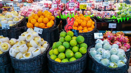 Mixed fruit, including fruits with prices that vary clearly, such as dragon fruit, orange, wheelbarrow, etc
