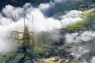 蒸気に包まれる箱根大涌谷の温泉造成塔