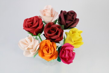 折り紙で作った手作りのバラの花