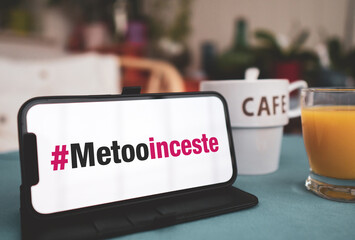 Hashtag metooinceste - Révélation d'affaires d'inceste - #metooinceste sur un téléphone portable