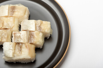 黒いお皿に盛り付けられたバッテラ