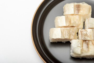 黒いお皿に盛り付けられたバッテラ