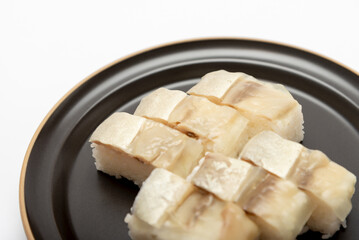 黒いお皿に盛り付けられたバッテラ