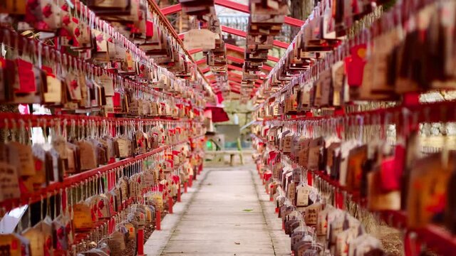 日本の神社　参道の絵馬