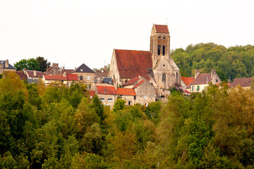 Fototapeta na wymiar Saint-Vaast-les-Mello. Eglise et village. Oise. Picardie. Hauts de France