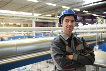 Portrait Arbeiter in einer Industrieanlage - Arbeitsplatz Industrie // Portrait worker in an...