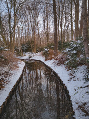 menschenleere Winterlandschaft mit Fluss