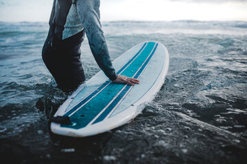 Man at the beach with his surfboard - obrazy, fototapety, plakaty