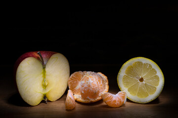 light paint , trittico di frutta tagliata